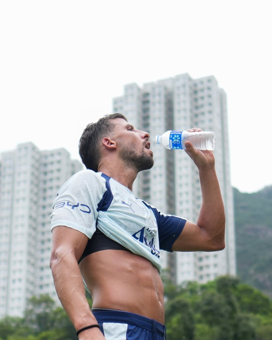 曼城后卫晒亚洲行图集 末图现队友竖中指