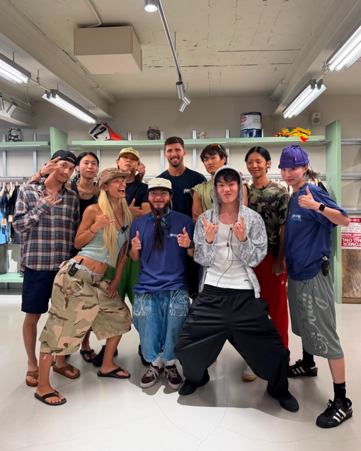 曼城后卫晒亚洲行图集 末图现队友竖中指 曼城后卫晒亚洲行图集 末图现队友竖中指