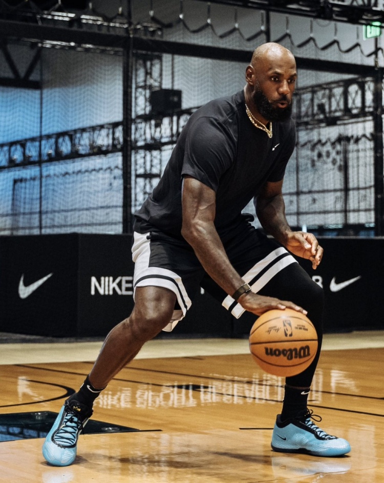 LeBron 24亮相 詹姆斯：有史以来最轻LeBron战靴