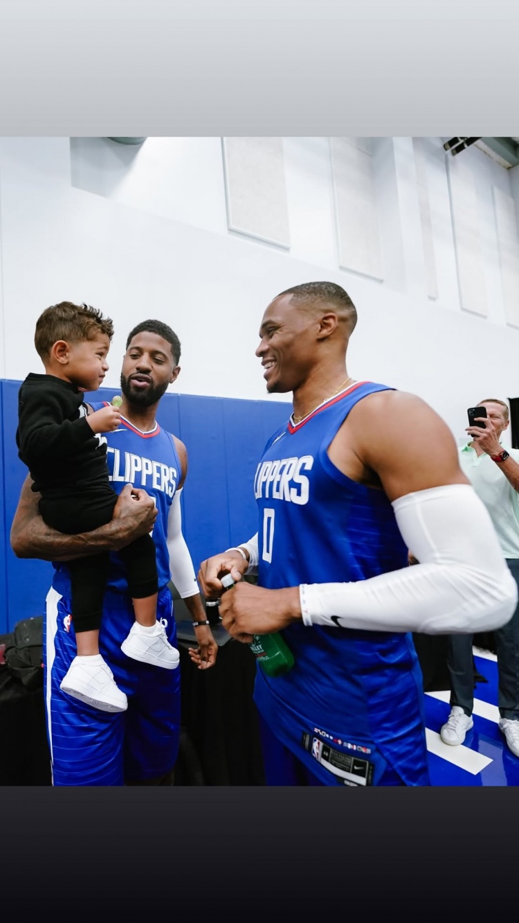 威少官宣退役结束18年NBA生涯 乔治社媒连发同框照致敬