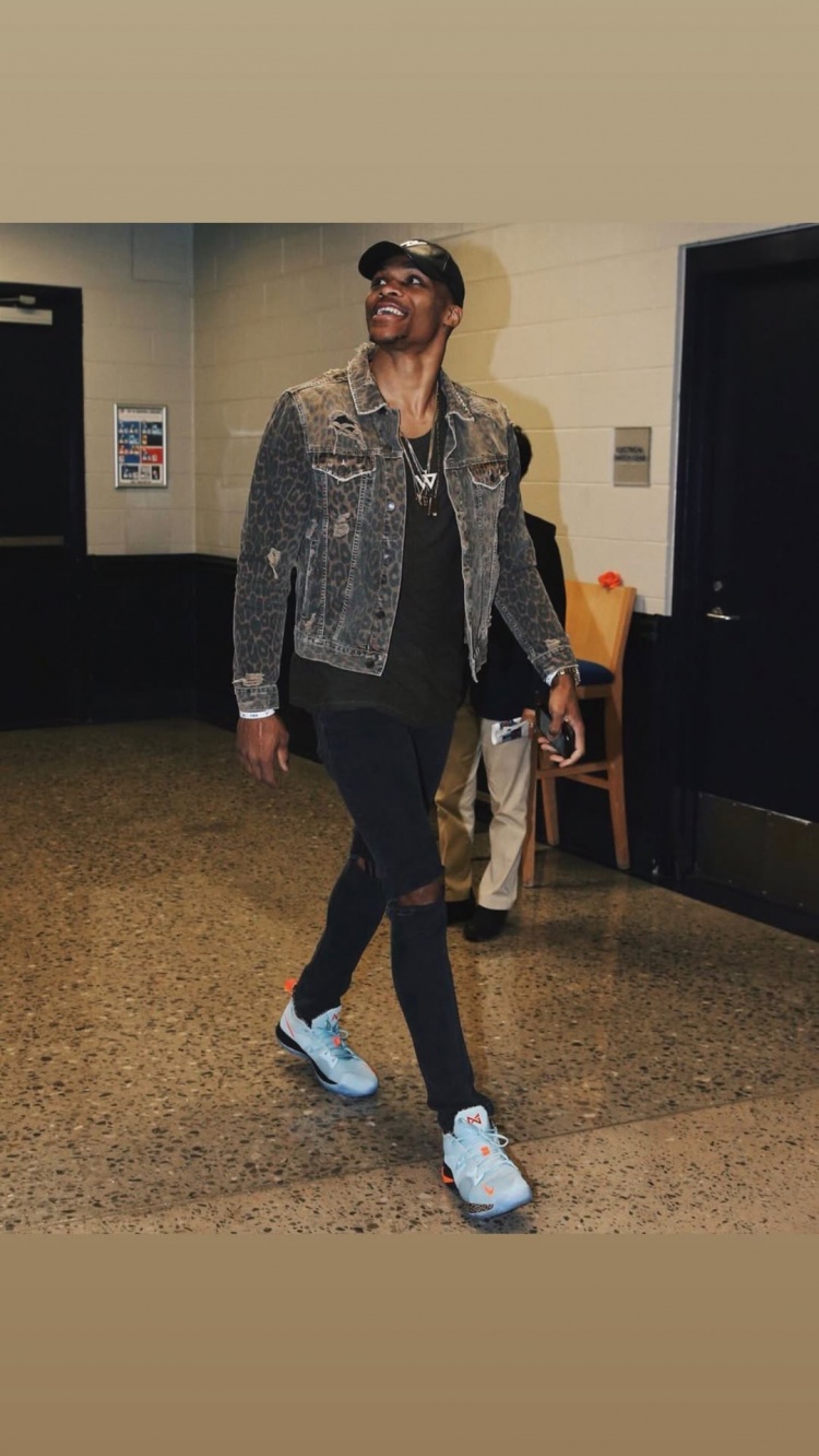 威少官宣退役结束18年NBA生涯 乔治社媒连发同框照致敬
