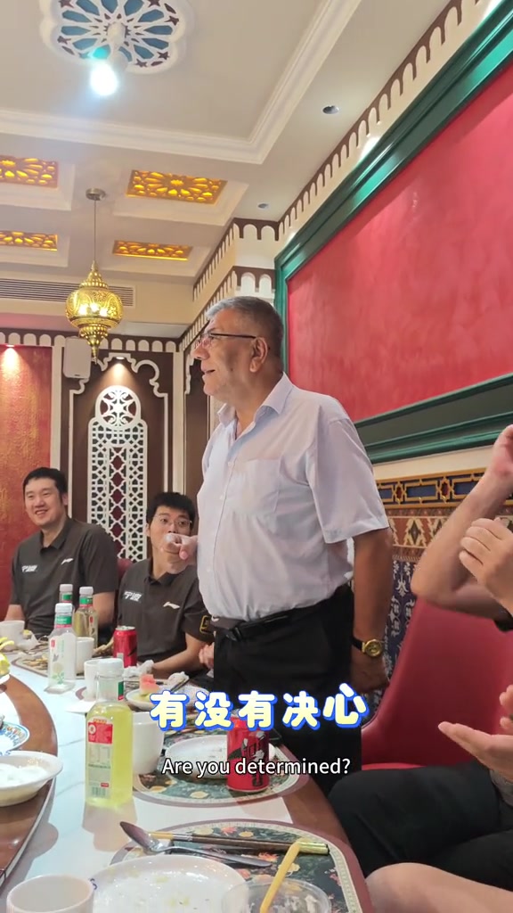 鲁吐布拉宴请宁波全队吃烤全羊 霍楠：新疆夏联赛后的家宴
