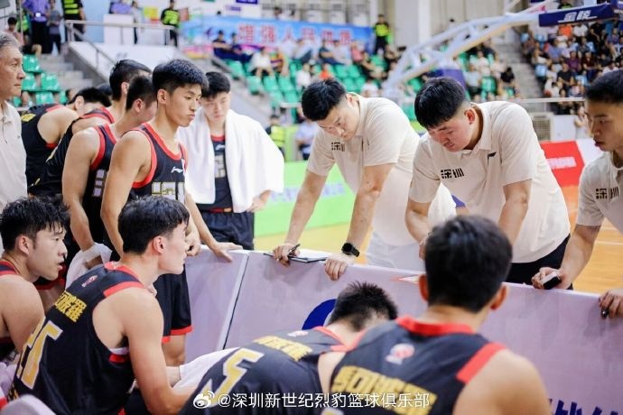 终场前19秒扳平球偏出 深圳男篮3分惜败西雅图巨浪 终场前19秒扳平球偏出 深圳男篮3分惜败西雅图巨浪