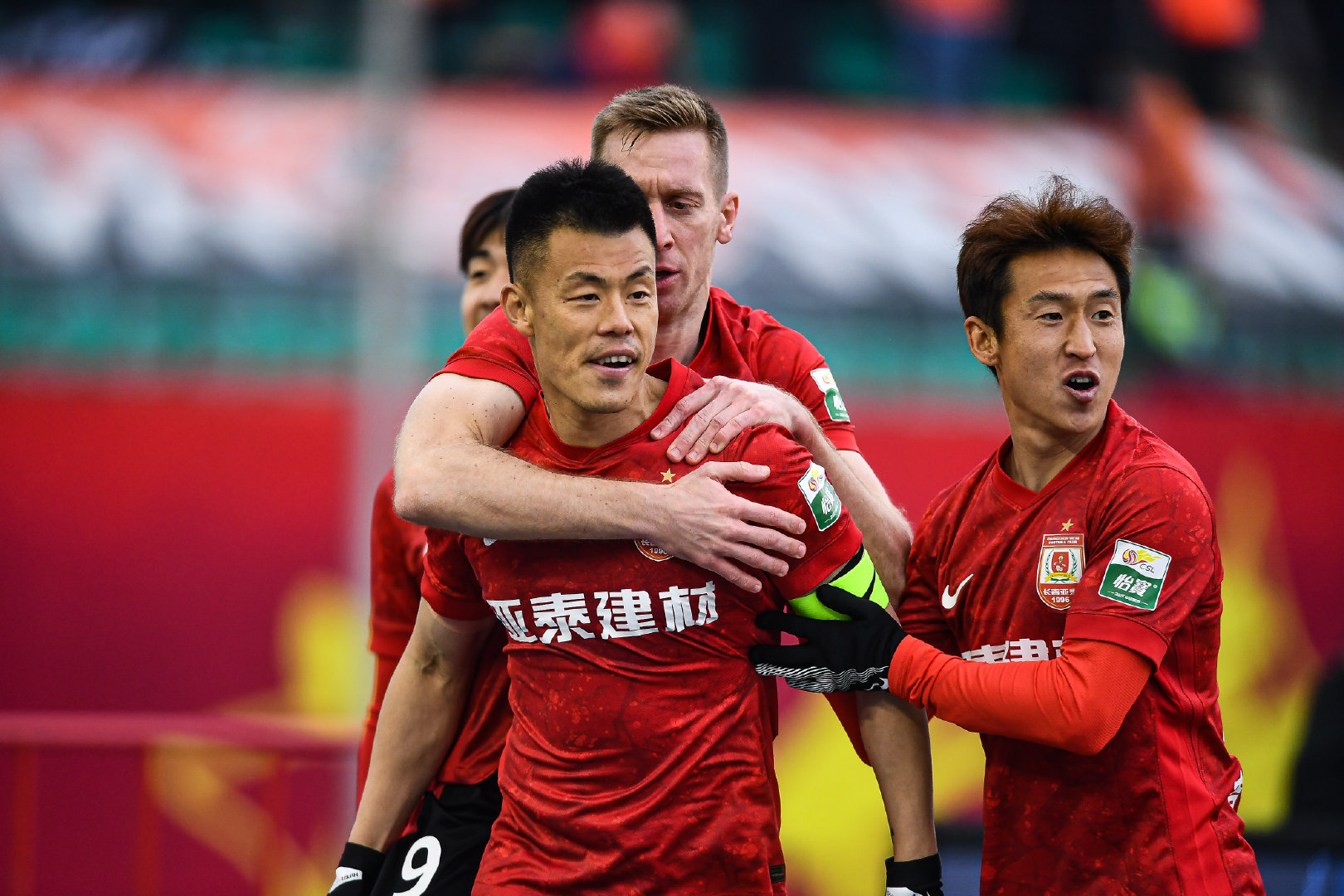 亚泰1-2泰山连续18场不胜 谢晖变阵无果外援仍未破门