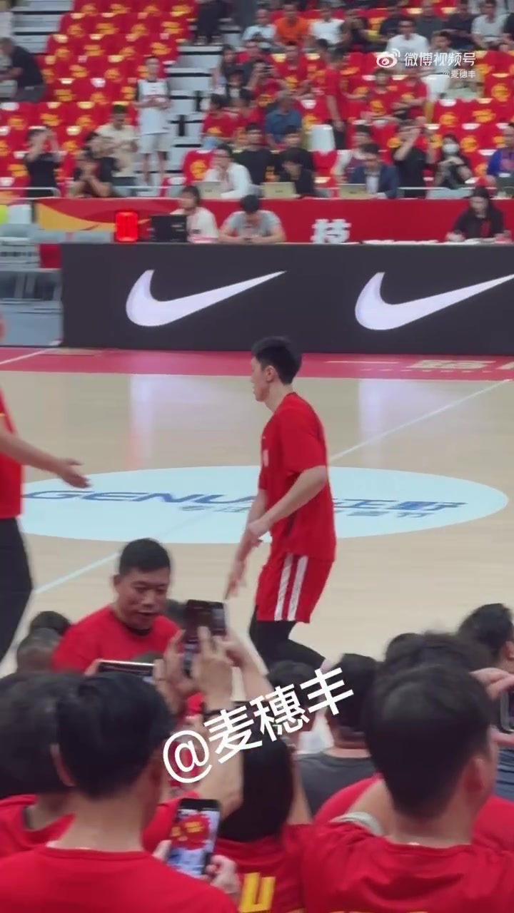 中纽男篮热身赛今晚开打 胡明轩赛前跑篮激活状态