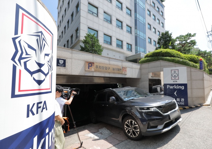韩媒：韩国足协8次性招待 3名中国足协相关人士在列