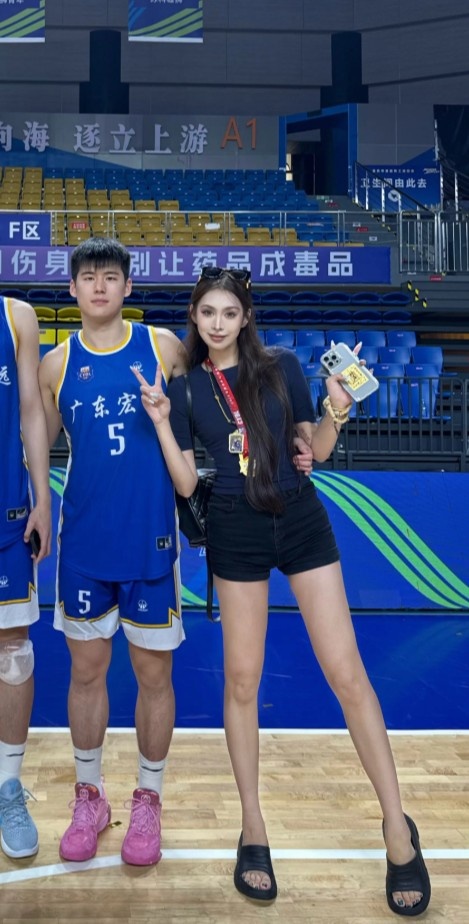 陈家政女友晒合照,25-26赛季场均3.7分1.4篮板 陈家政女友晒合照,25-26赛季场均3.7分1.4篮板