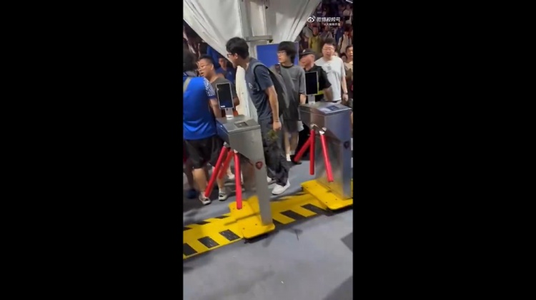 围攻武磊球衣小球迷3人被行拘 程文莉：失意时更不该为难孩子