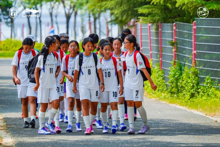 2025-26全国小学生足球总营青岛开营 30队逐鹿白沙湾
