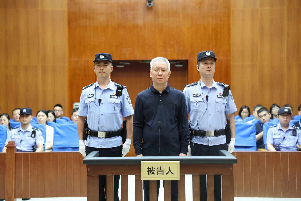 许家印一审被判无期 庭审照头发眉毛全白