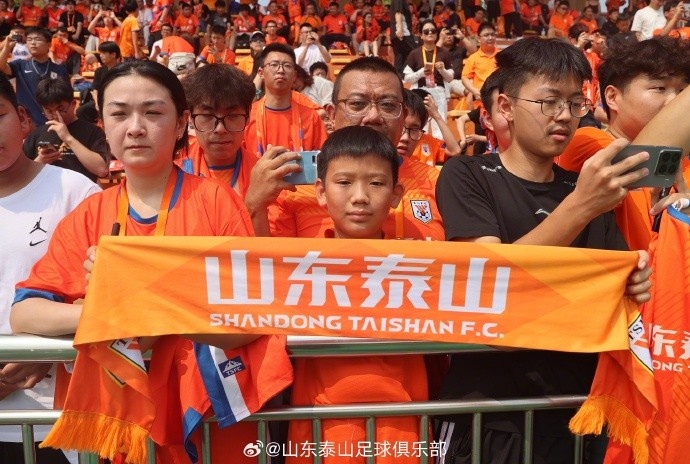 山东泰山开放日200名球迷观训 下午兵发青岛备战西海岸 山东泰山开放日200名球迷观训 下午兵发青岛备战西海岸