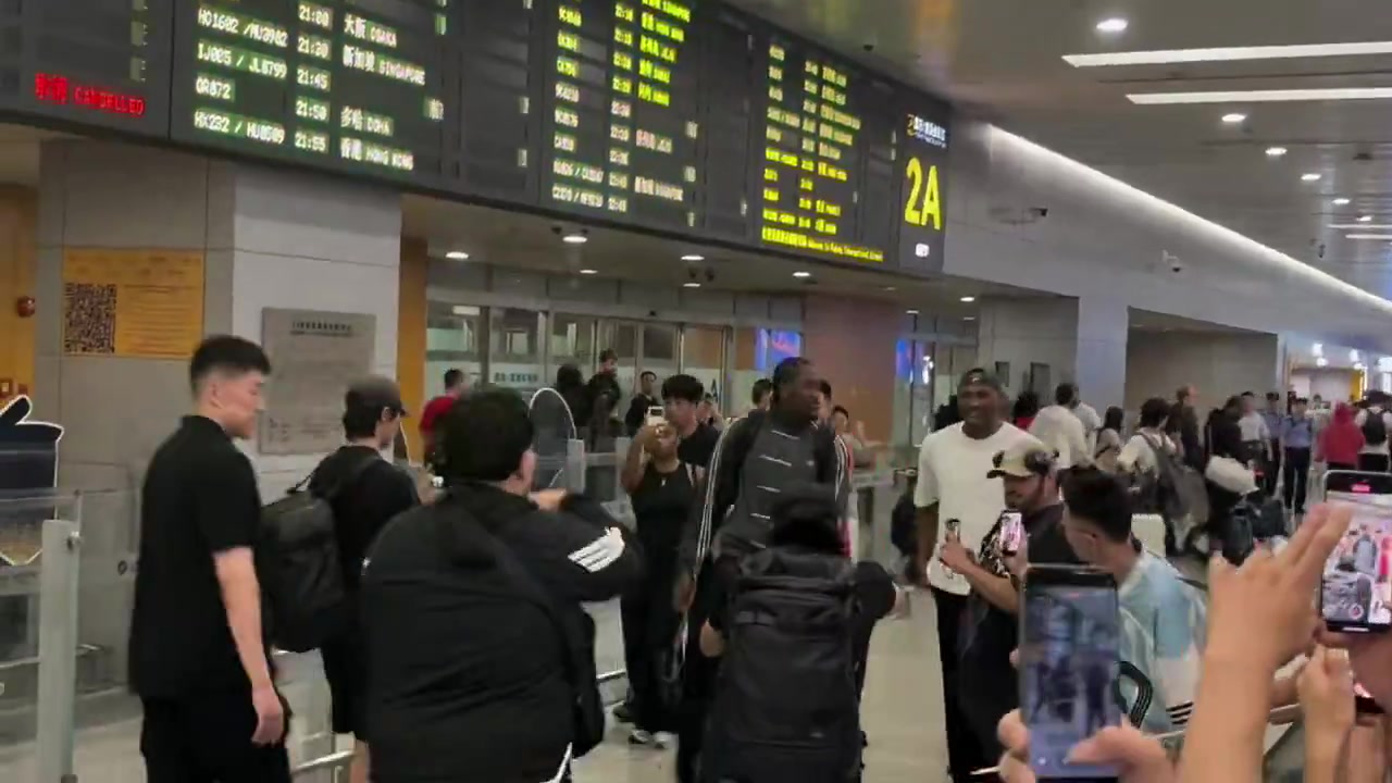 杰伦·威廉姆斯抵达上海开启中国行 落地即遇球迷围堵