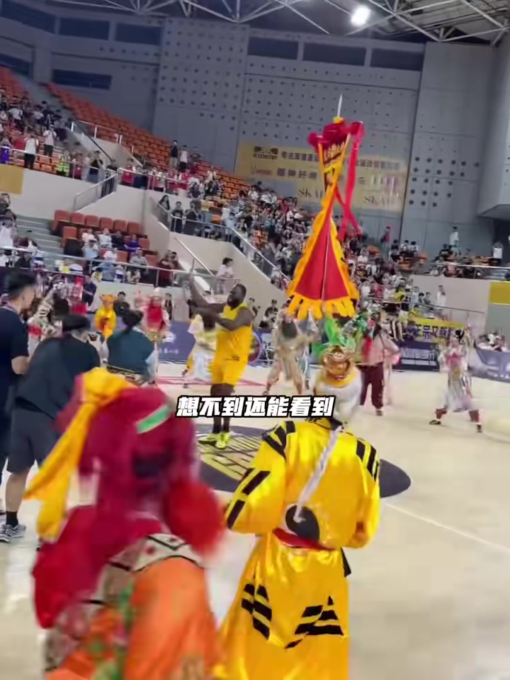追梦潮汕行下场跳英歌舞 扭腰挥槌引围观 追梦潮汕行下场跳英歌舞 扭腰挥槌引围观