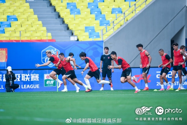 阿洛伊西:进攻数据达标,定位球攻防持续加练 阿洛伊西:进攻数据达标,定位球攻防持续加练