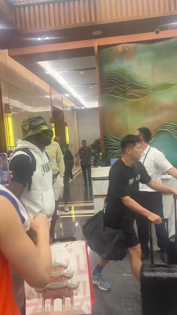 格林中国行酒店遭球迷围堵 逐一签名持续数分钟