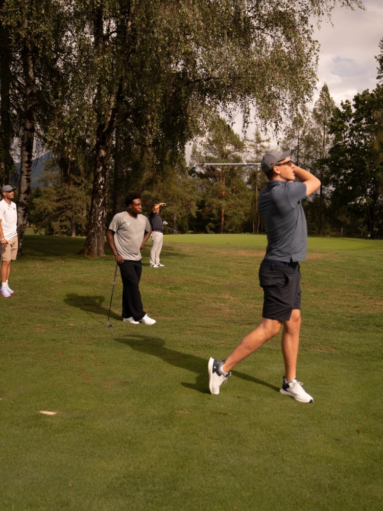 拉拉维亚晒斯洛文尼亚动态 练球/高尔夫/划船/保龄球玩得不亦乐乎