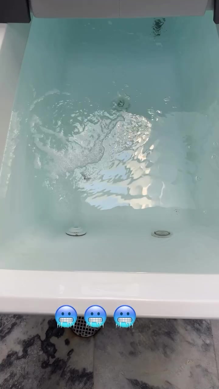 保养身体！詹姆斯晒训练后回家泡冰水浴🥶 促进下肢恢复
