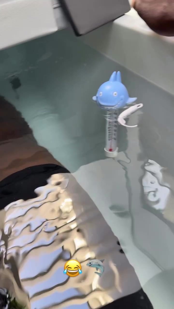 保养身体！詹姆斯晒训练后回家泡冰水浴🥶 促进下肢恢复