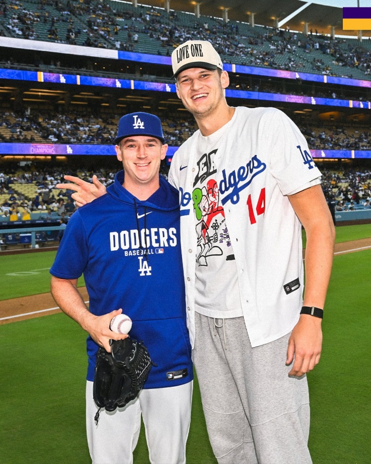跨界联动!凯斯勒现身洛杉矶道奇主场 为球队开球助威