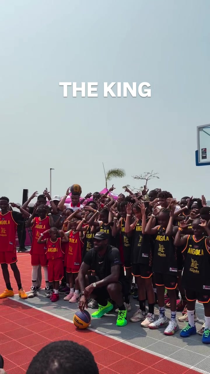 玩梗!安哥拉小球员当面表演模仿老詹Taco Tuesday 老詹开怀大笑 玩梗!安哥拉小球员当面表演模仿老詹Taco Tuesday 老詹开怀大笑