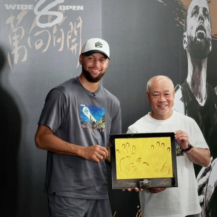 库里中国行主持人：库里一句“我是咖喱仔”充分展现了他的亲和力