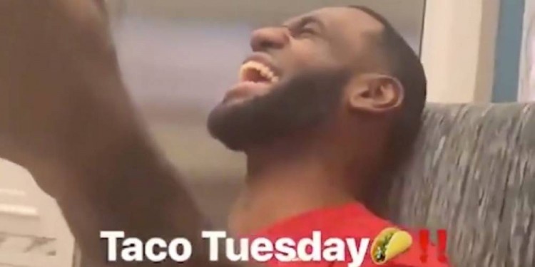 詹姆斯入股Taco饼连锁店 购买者排长队 品牌方表示再开300家门店 詹姆斯入股Taco饼连锁店 购买者排长队 品牌方表示再开300家门店