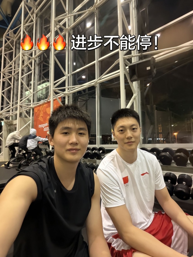 李悦洲晒出与胡明轩、崔永熙在健身房训练照：进步不能停！💪