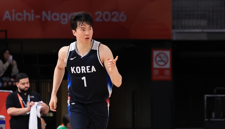 杀红了眼！李贤重5记三分球砍下27分18板 下半场狂轰22分11板
