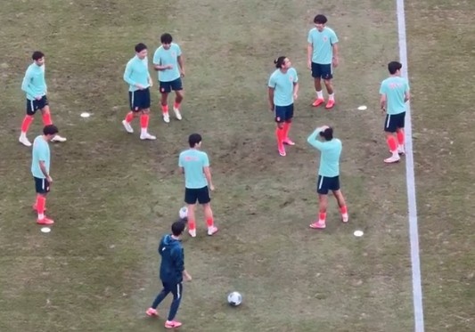 记者：U23国足vs泰国场地有点菜地，坑坑洼洼地方挺多的